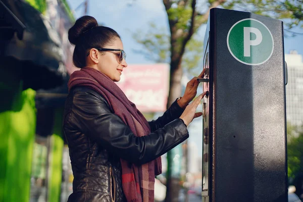 Frau zahlt fürs Parken — Stockfoto