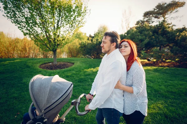 Leuke familie in een zonnige park — Stockfoto