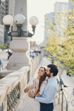 bir şehirde zarif çift