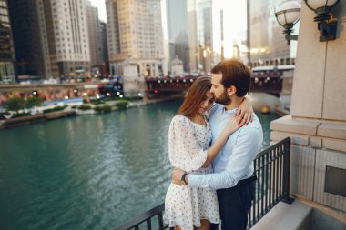 bir şehirde zarif çift