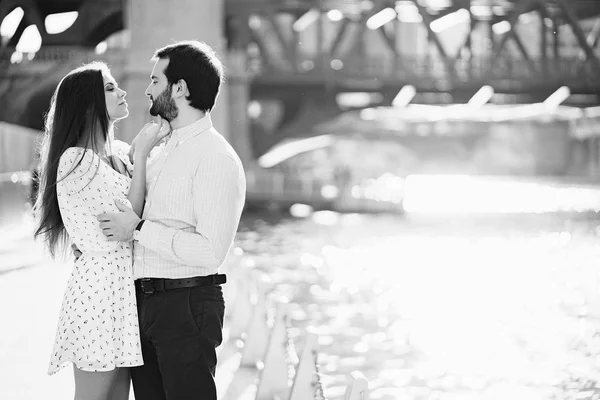 Pareja elegante en una ciudad —  Fotos de Stock