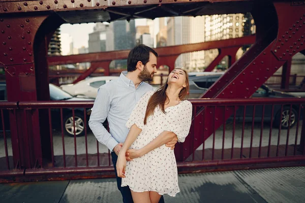 Casal elegante em uma cidade — Fotografia de Stock