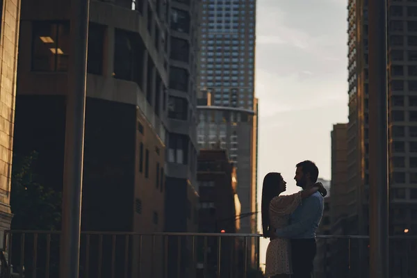 Elegantes Paar in einer Stadt — Stockfoto