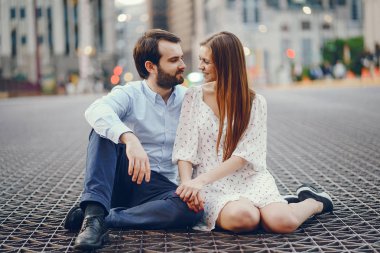 bir şehirde zarif çift