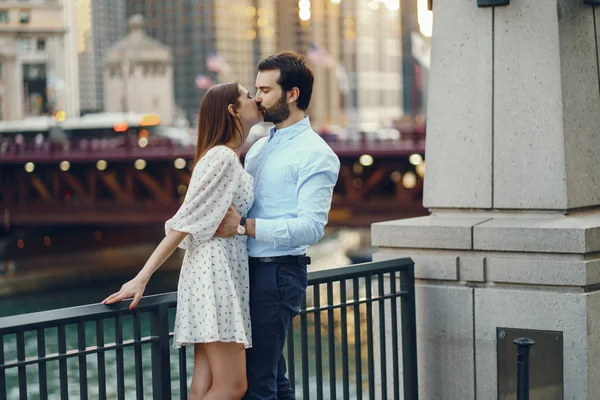 Casal elegante em uma cidade — Fotografia de Stock