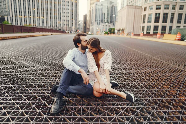 Elegantní pár ve městě — Stock fotografie