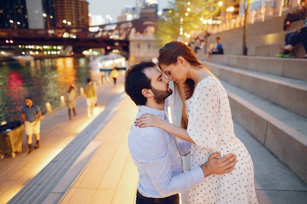 Casal elegante em uma cidade — Fotografia de Stock