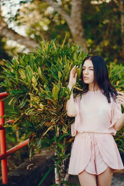 Tayland güzel bahçe tarafından oturan kız