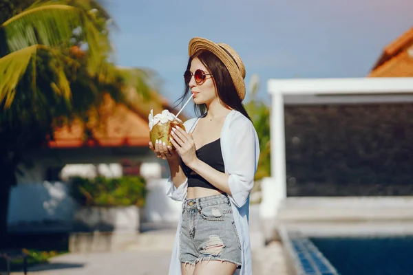 Девушка пьет свежий сок из кокоса — стоковое фото