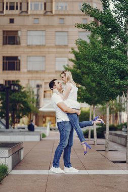 Sevgi dolu çift Chicago'da yürür