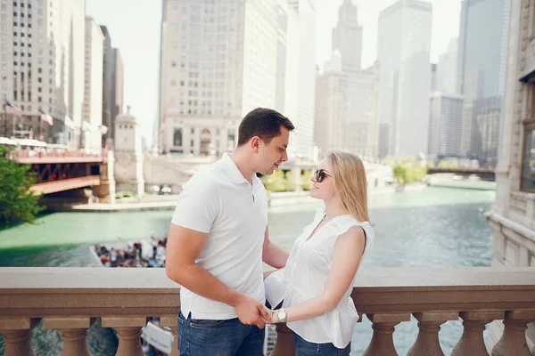 Älskande par promenader i Chicago — Stockfoto