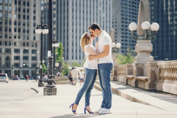 Amor pareja paseos en Chicago — Foto de Stock