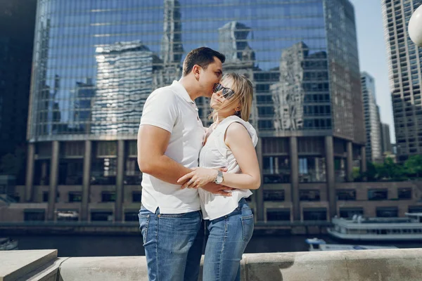 Люблячий пара гуляє в Чикаго — стокове фото