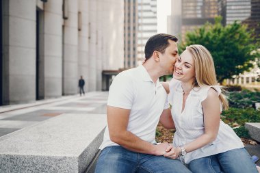 Sevgi dolu çift Chicago'da yürür