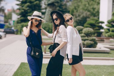 Güneşli havalarda açık havada güzel genç kızlar