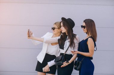 Güneşli havalarda açık havada güzel genç kızlar