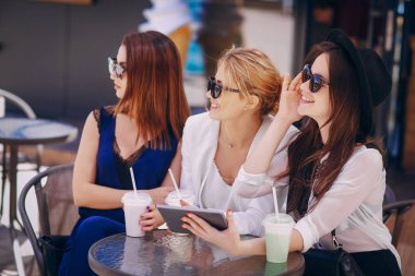 Güneşli havalarda açık havada güzel genç kızlar