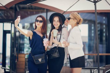 Güneşli havalarda açık havada güzel genç kızlar