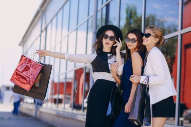 Güneşli havalarda açık havada güzel genç kızlar