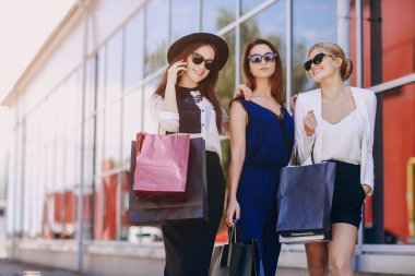 Güneşli havalarda açık havada güzel genç kızlar