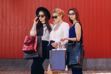 Güneşli havalarda açık havada güzel genç kızlar