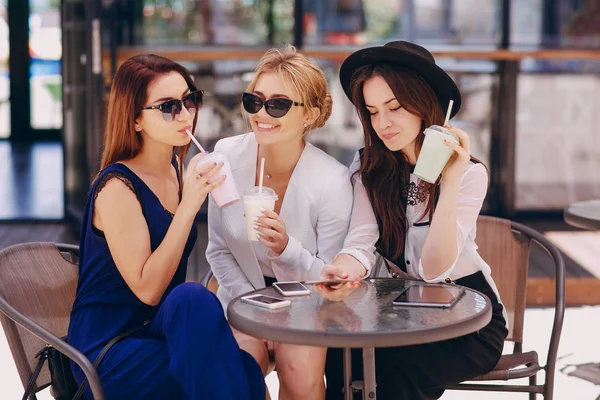 Hermosas chicas jóvenes al aire libre en tiempo soleado —  Fotos de Stock