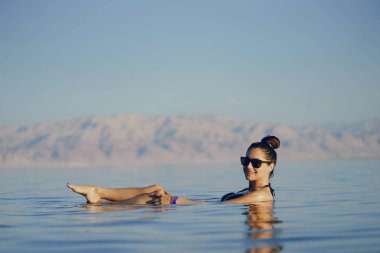 Esmer kız İsrail 'de ölü denizde yüzüyor.