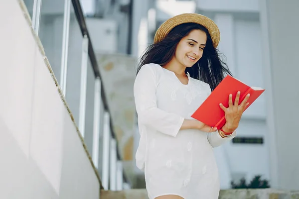 Menina com livro — Fotografia de Stock