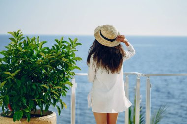 Deniz kenarında kız