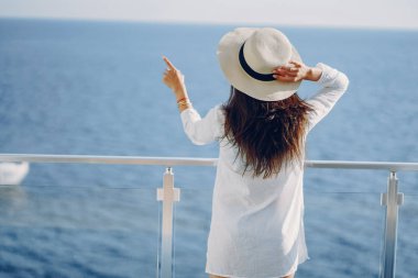 Deniz kenarında kız