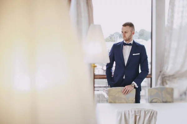 Elegant groom in a hotel room — Stock Photo, Image