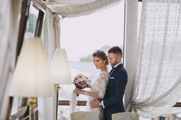 Bräutigam und Braut im Hotel — Stockfoto