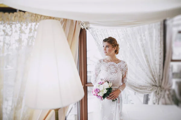 Elegante Braut im Hotel — Stockfoto