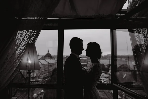 Noivo e noiva em um hotel — Fotografia de Stock