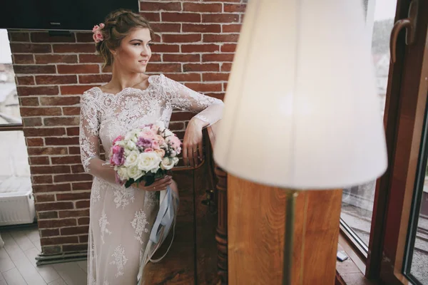 Sposa elegante in un hotel — Foto Stock