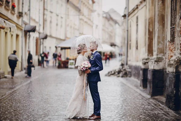 Schöne Und Elegante Blonde Braut Einem Langen Weißen Kleid Mit — Stockfoto