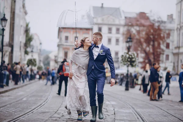 Ženich a nevěsta v hotelu — Stock fotografie