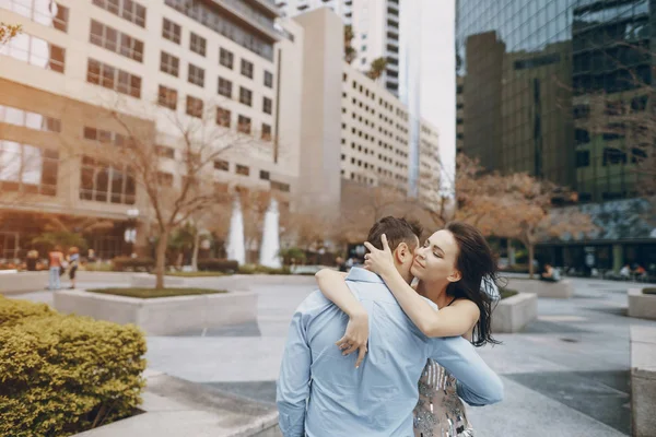 Beautiful couple in the city — Stock Photo, Image