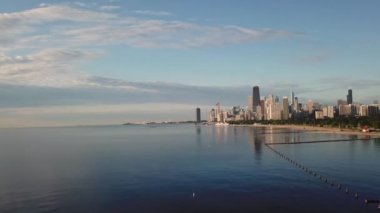 Chicago Panoraması yükseklik ve Michigan Gölü, gökdelenler sabah güneşi