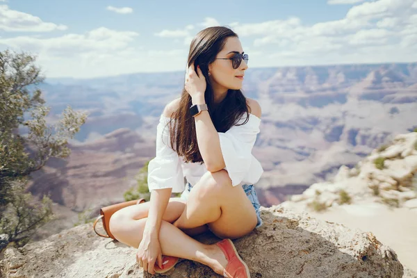 Menina explorando o grande desfiladeiro no Arizona — Fotografia de Stock