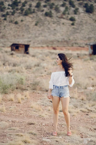 アリゾナ州のグランドキャニオンを探検する少女は — ストック写真
