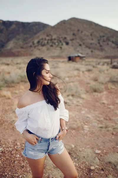 Chica explorando el gran cañón en Arizona — Foto de Stock