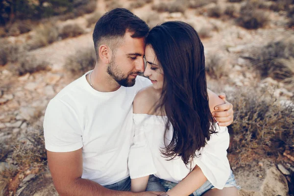 Pareja explorando el gran cañón en Arizona — Foto de Stock