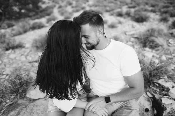 Pareja explorando el gran cañón en Arizona — Foto de Stock