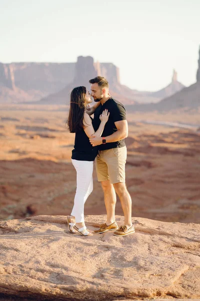 Novio proponiéndole matrimonio en Arizona — Foto de Stock