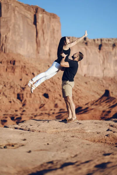 Casal explorando o grande desfiladeiro no Arizona — Fotografia de Stock