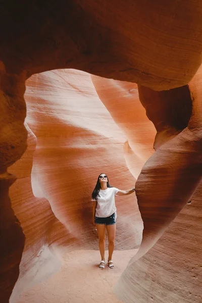 Flicka utforska den stora kanjonen i Arizona — Stockfoto