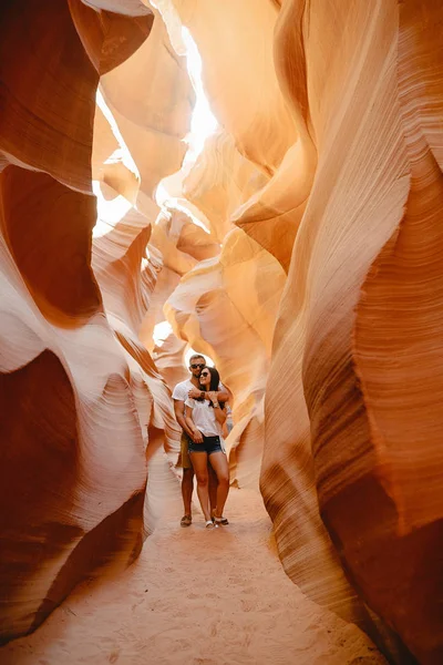 Par som utforskar den stora kanjonen i Arizona — Stockfoto