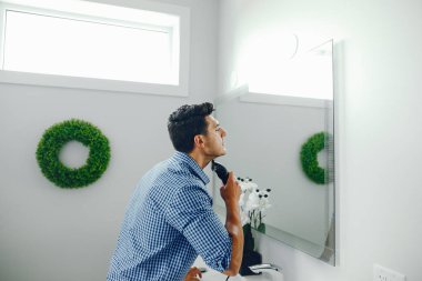 adamın yüzünü tıraş