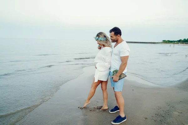 Elegante coppia adulta vicino al mare — Foto Stock